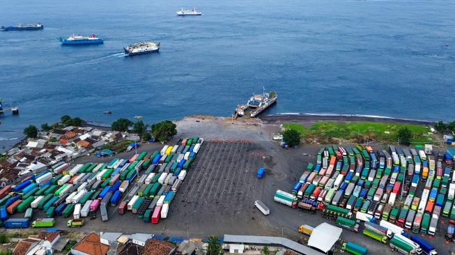 Foto udara sejumlah truk antre memasuki kapal di kantong parkir Dermaga Bulusan, Pelabuhan Ketapang, Banyuwangi, Jawa Timur, Kamis (25/6/2026). [ANTARA FOTO/Budi Candra Setya/agr]