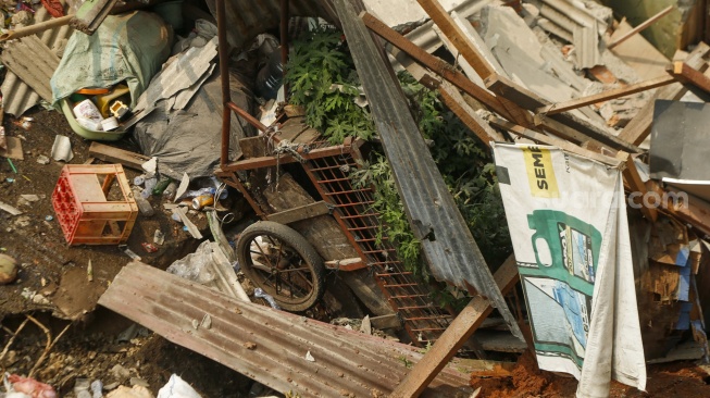 Kondisi bangunan yang terdampak tanah longsor di Petamburan, Tanah Abang, Jakarta, Jumat (26/6/2026). [Suara.com/Alfian Winanto]
