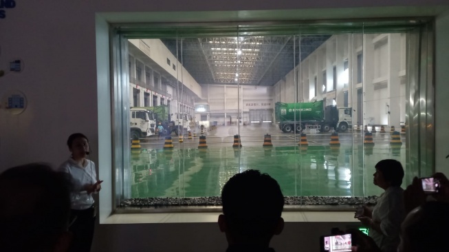 Perwakilan Chongqing Sanfeng Environment Group Corp Ltd, Chongqing, Tiongkok menjelaskan proses Pengolahan Sampah Menjadi Energi Listrik (PSEL), Selasa (23/6/2026). [Suara.com/Eko Faizin]