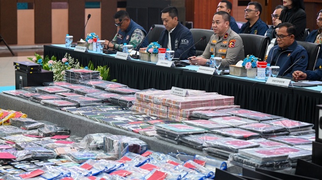 Wakabareskrim Polri Irjen Pol Nunung Syaifuddin (kanan), Karopenmas Divhumas Polri Brigjen Pol Trunoyudo Wisnu Andiko (kedua kanan), Sekretaris NCB-Interpol Indonesia Brigjen Pol Untung Widyatmoko (kedua kiri) dan Kepala Pusat Laboratorium Forensik (Kapuslabfor) Bareskrim Polri Brigjen Pol Sudjarwoko (kiri) menyampaikan keterangan saat konferensi pers kasus judi online jaringan internasional, di Bareskrim Mabes Polri, Jakarta, Jumat (26/6/2026). [ANTARA FOTO/Fauzan/kye]