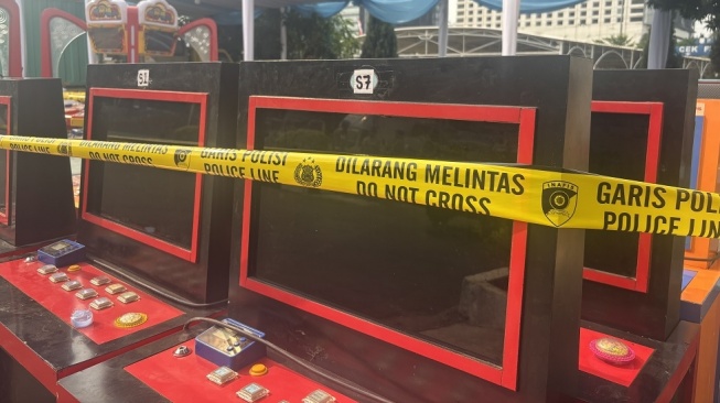 Barang bukti yang disita dari lokasi judi bernama "Disney Timezone" dan "Sky Timezone" di Jakarta. [Suara.com/Faqih]