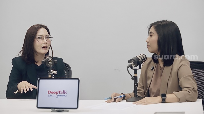 Kepala Dinas Komunikasi, Informatika, dan Statistik (Kadiskominfotik) DKI Jakarta, Marulina Dewi dalam sesi podcast Deeptalk di kantor Suara.com. (Suara.com/Alfian)
