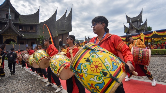 Pemain gandang tambua menampilkan aksinya pada Festival Minangkabau di Istano Basa Pagaruyuang, Tanah Datar, Sumatera Barat, Kamis (25/6/2026). [ANTARA FOTO/Fitra Yogi/YU] 
