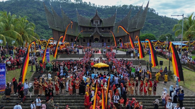 Kaum ibu berbaris menyambut tamu pada Festival Minangkabau di Istano Basa Pagaruyuang, Tanah Datar, Sumatera Barat, Kamis (25/6/2026). [ANTARA FOTO/Fitra Yogi/YU]
