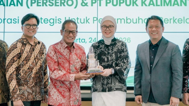 Prosesi penandatanganan perjanjian kemitraan ini dilakukan langsung oleh Direktur Pemasaran, Penjualan dan Pengembangan Produk PT Pegadaian (Persero), Selfie Dewiyanti, bersama Direktur Keuangan & Umum PT Pupuk Kaltim, Qomaruzzaman. (Dok: Pegadaian)