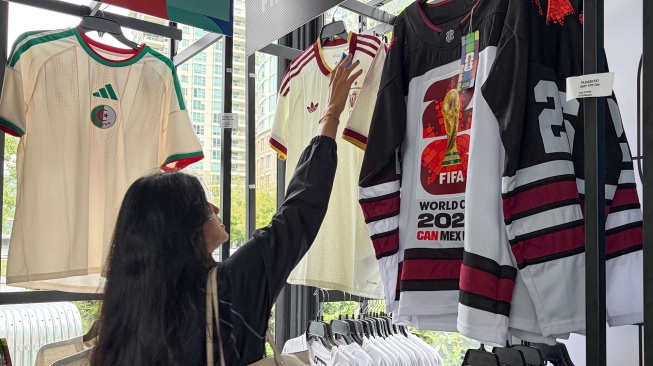 Pengunjung memilih berbagai cendera mata resmi Piala Dunia FIFA 2026 di salah satu gerai resmi di Vancouver, Kanada, Kamis (25/6/2026). [ANTARA FOTO/Arif Prada/app/foc]
