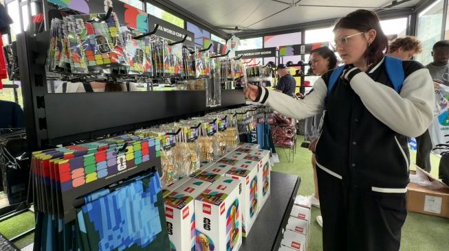 Pengunjung memilih berbagai cendera mata resmi Piala Dunia FIFA 2026 di salah satu gerai resmi di Vancouver, Kanada, Kamis (25/6/2026). [ANTARA FOTO/Arif Prada/app/foc]
