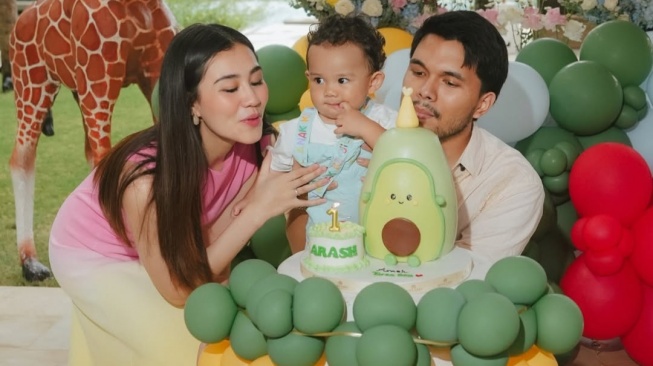 Thariq Halilintar dan Aaliyah Massaid bersama putranya, Arash di acara ulang tahun sang anak yang pertama. [Instagram]