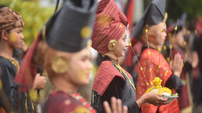 Penari menampilkan tarian penyambutan pada Festival Minangkabau di Istano Basa Pagaruyuang, Tanah Datar, Sumatera Barat, Kamis (25/6/2026). [ANTARA FOTO/Fitra Yogi/YU] 