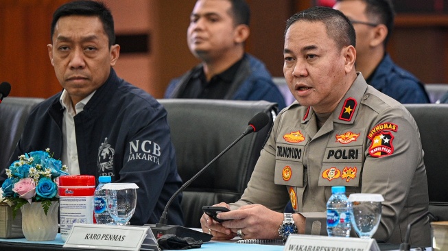 Karopenmas Divhumas Polri Brigjen Pol Trunoyudo Wisnu Andiko (kanan) dan Sekretaris NCB-Interpol Indonesia Brigjen Pol Untung Widyatmoko (kiri) menyampaikan keterangan saat konferensi pers kasus judi online jaringan internasional, di Bareskrim Mabes Polri, Jakarta, Jumat (26/6/2026). [ANTARA FOTO/Fauzan/kye]