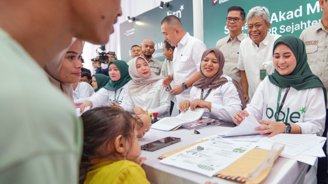 Direktur Consumer Banking Bank Syariah Nasional (Bank BSN) Mochamad Yut Penta menyaksikan pelaksanaan akad massal pembiayaan perumahan bersubsidi di Perumahan Siba Garden, Kabupaten Deli Serdang, Sumatera Utara, pada Kamis (25/6/2026). [Handout]