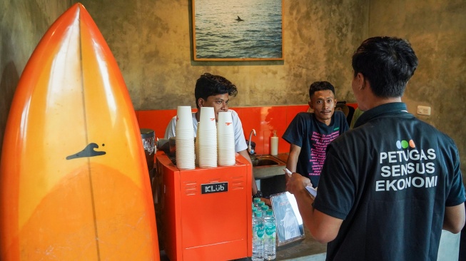 Petugas sensus melakukan pendataan saat pelaksanaan Sensus Ekonomi 2026 di Baros, Tirtohargo, Kretek, Bantul, DI Yogyakarta, Kamis (25/6/2026). [ANTARA FOTO/Hendra Nurdiyansyah/agr]
