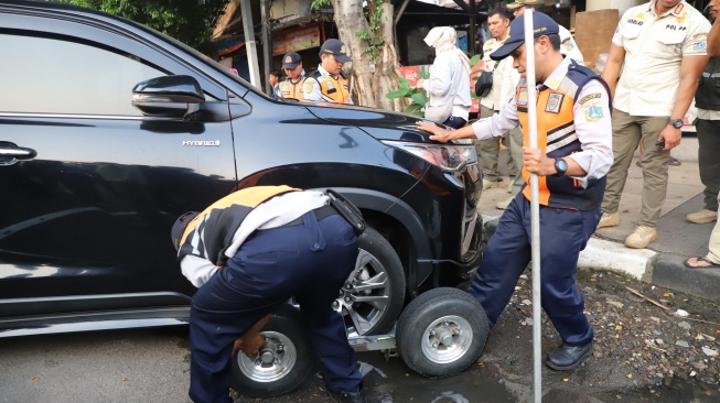 Dishub DKI Jakarta bersama Satpol PP, TNI, dan Polri menertibkan parkir liar di Jalan Mayjen Sutoyo, Cawang, Jakarta Timur, Jumat (26/6/2026). [Dok. Dishub DKI Jakarta]