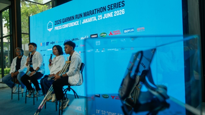 Plt. Presiden Direktur Bank Saqu Leka Madiadipoera (kedua kanan) berbincang bersama Marketing Communications Manager Garmin Indonesia Rian Krisna (kedua kiri), Perwakilan DND Sports Management Didit Santoso (kiri) dan #TeamGarmin Anggi Wahyuda (kanan) dalam sesi diskusi pada acara pengumuman penyelenggaraan 2026 Garmin Run Marathon Series Indonesia, di Jakarta, Kamis (25/6/2026). [Suara.com/Alfian Winanto]

