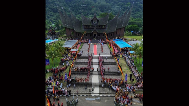 Foto udara kaum ibu berbaris menyambut tamu pada Festival Minangkabau di Istano Basa Pagaruyuang, Tanah Datar, Sumatera Barat, Kamis (25/6/2026). [ANTARA FOTO/Fitra Yogi/YU]
