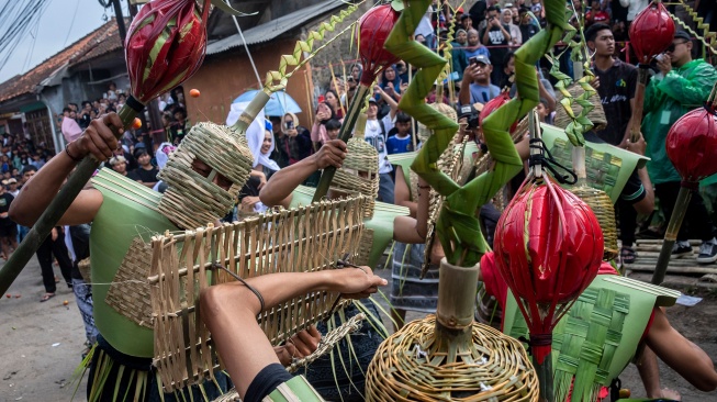 Warga mengenakan kostum ala kesatria mengikuti rempug tarung perang tomat saat hajat lembur Festival Perang Tomat 2026 di Kampung Cikareumbi, Lembang, Kabupaten Bandung Barat, Jawa Barat, Jumat (26/6/2026). [ANTARA FOTO/Abdan Syakura/kye]