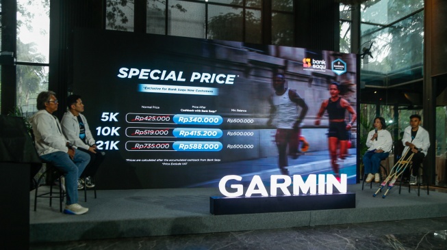 Plt. Presiden Direktur Bank Saqu Leka Madiadipoera (kedua kanan) berbincang bersama Marketing Communications Manager Garmin Indonesia Rian Krisna (kedua kiri), Perwakilan DND Sports Management Didit Santoso (kiri) dan #TeamGarmin Anggi Wahyuda (kanan) dalam sesi diskusi pada acara pengumuman penyelenggaraan 2026 Garmin Run Marathon Series Indonesia, di Jakarta, Kamis (25/6/2026). [Suara.com/Alfian Winanto]
