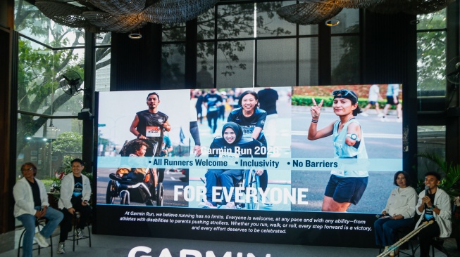 Plt. Presiden Direktur Bank Saqu Leka Madiadipoera (kedua kanan) berbincang bersama Marketing Communications Manager Garmin Indonesia Rian Krisna (kedua kiri), Perwakilan DND Sports Management Didit Santoso (kiri) dan #TeamGarmin Anggi Wahyuda (kanan) dalam sesi diskusi pada acara pengumuman penyelenggaraan 2026 Garmin Run Marathon Series Indonesia, di Jakarta, Kamis (25/6/2026). [Suara.com/Alfian Winanto]
