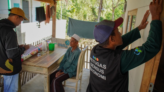 Petugas sensus menempel stiker saat melaksanakan Sensus Ekonomi 2026 di Desa Sumberlangsep, Kecamatan Candipuro, Lumajang, Jawa Timur, Kamis (25/6/2026). [ANTARA FOTO/Irfan Sumanjaya/tom]
