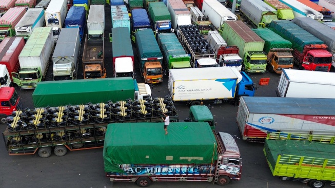 Foto udara antrean truk sebelum memasuki kapal di kantong parkir Dermaga Bulusan, Pelabuhan Ketapang, Banyuwangi, Jawa Timur, Kamis (25/6/2026). [ANTARA FOTO/Budi Candra Setya/agr]