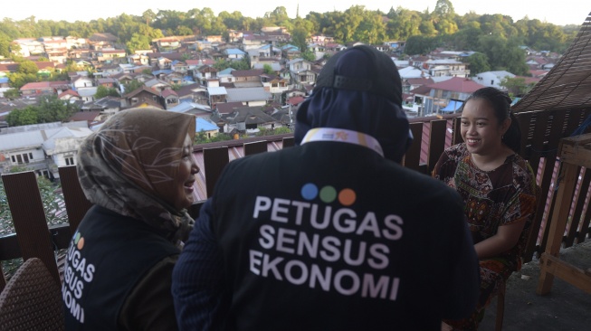 Petugas sensus mewawancarai warga saat melaksanakan Sensus Ekonomi 2026 di Kota Balikpapan, Kalimantan Timur, Kamis (25/6/2026). [ANTARA FOTO/Angga Palguna/agr]