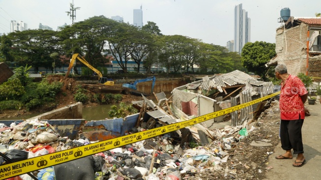 Warga melihat kondisi bangunan yang terdampak tanah longsor di Petamburan, Tanah Abang, Jakarta, Jumat (26/6/2026). [Suara.com/Alfian Winanto]