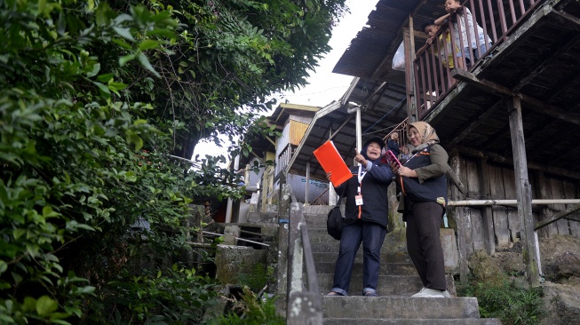 Petugas sensus mencari rumah warga saat melaksanakan Sensus Ekonomi 2026 di Kota Balikpapan, Kalimantan Timur, Kamis (25/6/2026). [ANTARA FOTO/Angga Palguna/agr]