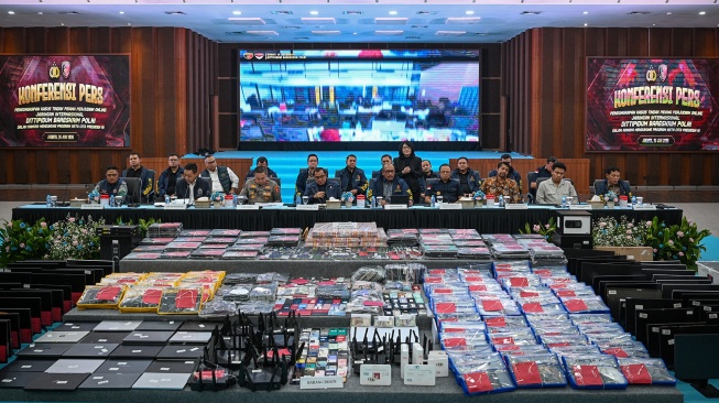 (baris depan) Wakabareskrim Polri Irjen Pol Nunung Syaifuddin (keempat kiri), Dirtipidum Bareskrim Polri Brigjen Pol Wira Satya Triputra (kelima kanan), Karopenmas Divhumas Polri Brigjen Pol Trunoyudo Wisnu Andiko (ketiga kiri), Sekretaris NCB-Interpol Indonesia Brigjen Pol Untung Widyatmoko (kedua kiri), Kapuslabfor Bareskrim Polri Brigjen Pol Sudjarwoko (kiri), Direktur Pengawasan dan Penindakan Keimigrasian Yuldi Yusman (keempat kanan), Deputi Analisis dan Pemeriksaan PPATK Danang Trihartono (ketiga kanan), Perwakilan Kementerian Komdigi Jawara Wahyu (kedua kanan) menyampaikan keterangan saat konferensi pers kasus judi online jaringan internasional, di Bareskrim Mabes Polri, Jakarta, Jumat (26/6/2026). [ANTARA FOTO/Fauzan/kye]
