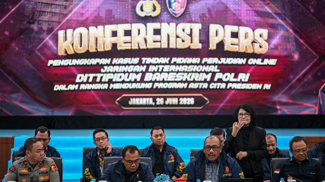 Wakabareskrim Polri Irjen Pol Nunung Syaifuddin (kedua kiri), Dirtipidum Bareskrim Polri Brigjen Pol Wira Satya Triputra (kedua kanan), Karopenmas Divhumas Polri Brigjen Pol Trunoyudo Wisnu Andiko (kiri) dan Direktur Pengawasan dan Penindakan Keimigrasian Yuldi Yusman (kanan) menyampaikan keterangan saat konferensi pers kasus judi online jaringan internasional, di Bareskrim Mabes Polri, Jakarta, Jumat (26/6/2026). [ANTARA FOTO/Fauzan/kye]