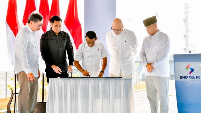 Menteri Energi dan Sumber Daya Mineral (ESDM) Bahlil Lahadalia meresmikan Mini LNG Plant PT Sumber Aneka Gas (SAG) di Tuban. [Dokumentasi Kementerian ESDM].