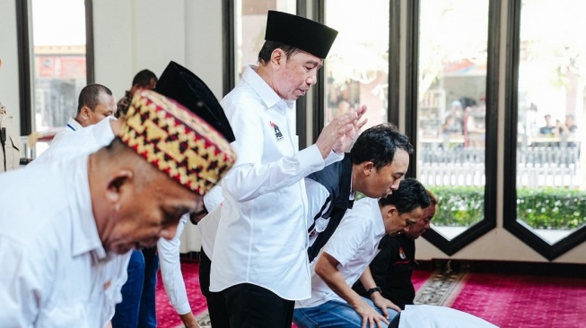 Sujud di Gerbang Lampung, Jokowi Awali Blusukan 3 Hari di Bumi Ruwa Jurai dengan Salat Jumat