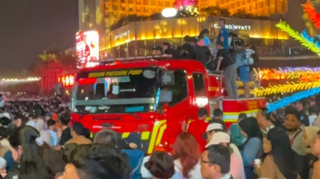Unik! Demi Nonton Mahalini, Warga 'Nangkring' di Atas Mobil Damkar saat Perayaaan HUT Jakarta