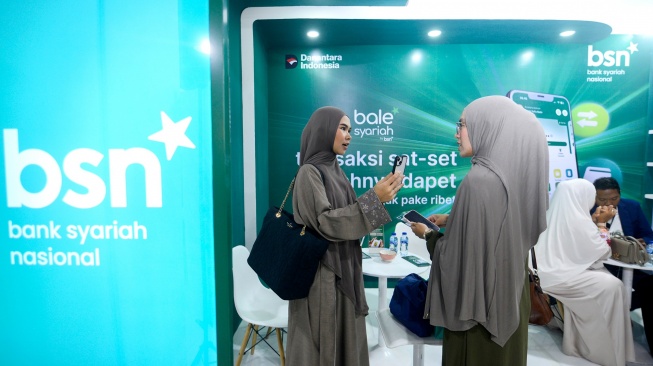 Pengunjung membuka rekening tabungan Bank BSN pada acara Abaya Pavilion di Jakarta, Jumat (26/6/2026). [Handout]