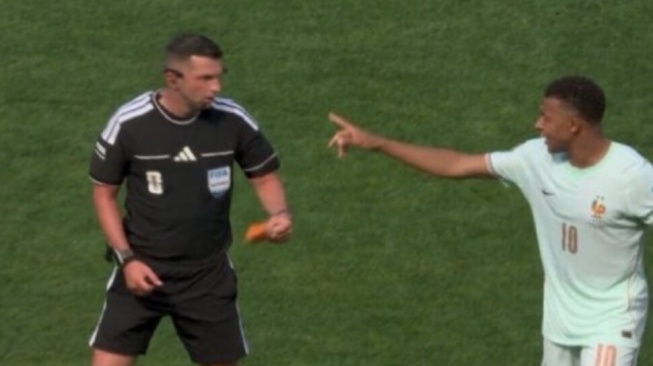 Heboh Video Kylian Mbappe Nyuruh Wasit Kasih Ban Kapten Tchouameni, Ternyata Ini Alasannya