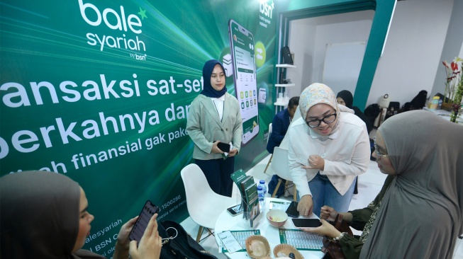 Pengunjung membuka rekening tabungan Bank BSN pada acara Abaya Pavilion di Jakarta, Jumat (26/6/2026). [Handout]