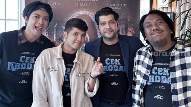 Benidictus Siregar, Saputra Kori hingga Jirayut para pemain film Cek Khodam saat konferensi pers di Menteng, Jakarta Pusat pada Kamis, 26 Juni 2026 [Suara.com/Rena Pangesti]