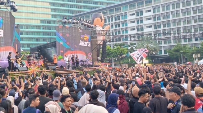 Malam Minggu Spesial di Bundaran HI: Warga Rayakan HUT Jakarta ke-499 Sambil Nonton Konser