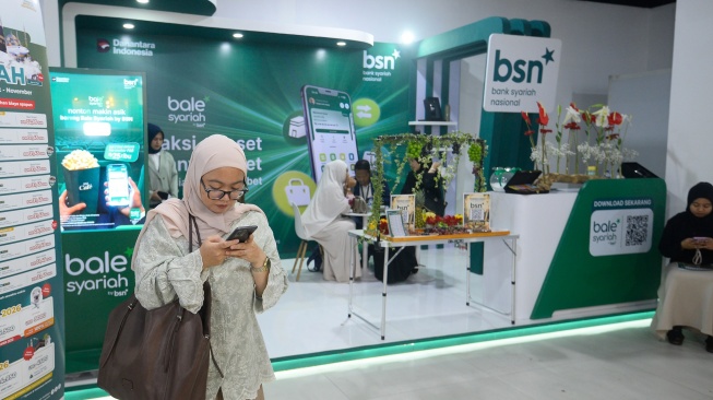 Pengunjung membuka rekening tabungan Bank BSN pada acara Abaya Pavilion di Jakarta, Jumat (26/6/2026). [Handout]