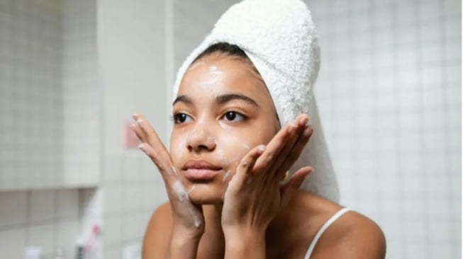 Wajah Kusam dan Bruntusan? Coba 4 Exfoliating Face Wash Murah Cuma Rp30 Ribuan!