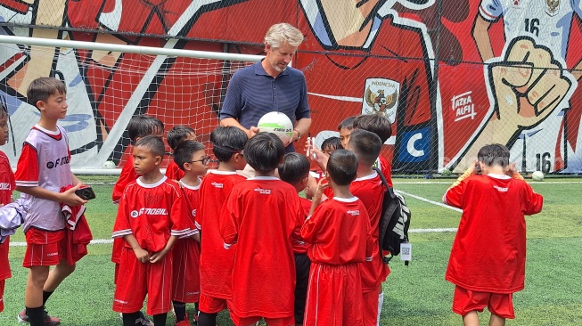Kecewa Indonesia Tak ke Piala Dunia 2026, Van der Sar Kagum Suporter MU Cilik Tanah Air