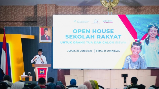 Menteri Sosial Saifullah Yusuf atau Gus Ipul menyampaikan pidato dalam Open House Sekolah Rakyat untuk Orang Tua dan Calon Siswa di Jawa Timur, Jum'at (26/6/2026). (Dok: Biro Humas Kemensos/Bayu Aprianto)