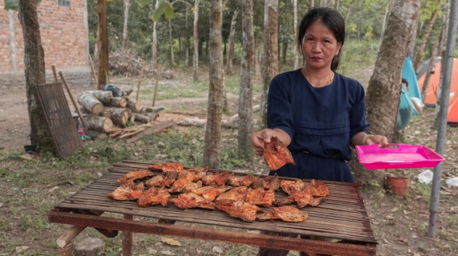 Perempuan Timpirai saat memasak ikan Pagaruyung, makanan khas lokal