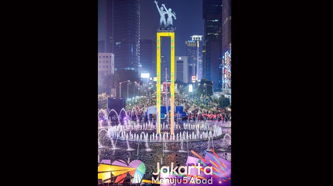 Pertunjukkan video mapping pada Monumen Selamat Datang saat puncak perayaan HUT ke-499 Kota Jakarta, di kawasan Bundaran Hotel Indonesia, Jakarta, Sabtu (27/6/2026). [ANTARA FOTO/M Risyal Hidayat/wsj]