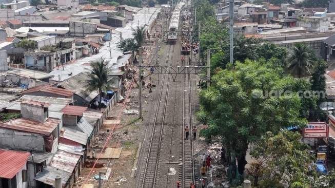 KAI Daop 1 Jakarta menertibkan 95 bangunan dan lapak liar di jalur Stasiun Pasarsenen-Pasar Gaplok pada 27-28 Juni 2026. (Suara.com/Tiara Rosana)