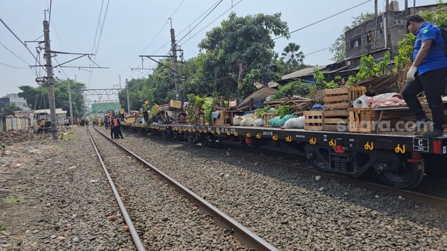183 Warga Pinggir Rel Senen Direlokasi, KAI Ratakan Puluhan Bangunan Liar
