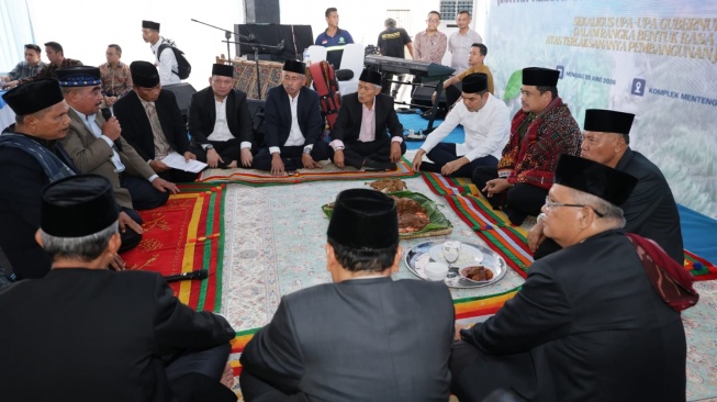 Tradisi adat 'Upah-upah' bagi Gubernur Sumatera Utara, Muhammad Bobby Afif Nasution. [Pemprov Sumut]