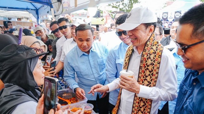 Blusukan Terakhir di Lampung, Jokowi Sempatkan Jajan Es Kopi dan Rujak Buah