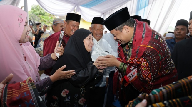 Tradisi adat 'Upah-upah' bagi Gubernur Sumatera Utara, Muhammad Bobby Afif Nasution [Pemprov Sumut]