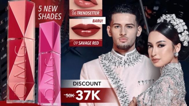 Lipstik glossy yang awet. (Shopee)