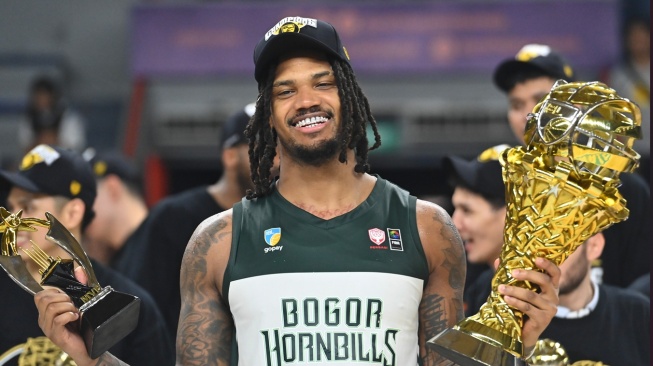 Pebasket Bogor Hornbills Travin Marquell Thibodeaux mengangkat trofi juara dan pemain terbaik usai final laga kelima Indonesian Basketball League (IBL) 2026 di GOR GMSB Kuningan, Jakarta, Minggu (28/6/2026). Travin Marquell Thibodeaux terpilih menjadi pemain terbaik (MVP) pada IBL 2026. ANTARA FOTO/M Risyal Hidayat/sgd